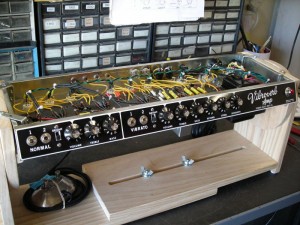 6G16 Brown Vibroverb